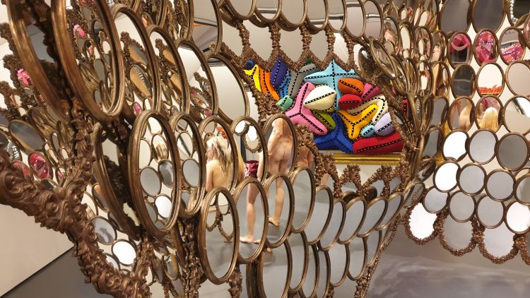 En se regardant dans les miroirs de ce masque vénitien, le visiteur nu se fait une partie de l'œuvre. En se regardant dans les miroirs de ce masque vénitien, le visiteur nu se fait une partie de l'œuvre.