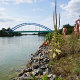 Mi 21: Kurz vor Schluss der Wanderung konnte ein Bad im Kanal genommen werden[en]We 21: Shortly before the end of the hike, we could bathe in the canal [nl]Wo 21-8: Duik in het kanaal vlak vóór het einde van de wandeling [fr]Mer 21 : Peu avant la fin de la randonnée, un bain dans le canal a pu être pris.