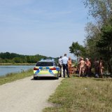 Fr 23: Zur Rast am Mittellandkanal erhielten wir erneut Polizeibesuch[en]Fr 23: During the lunch break at the Mittellandkanal, we got a police visit again [nl]Vr 23-8: Bezoek van de politie tijdens de pauze aan het Mittelland-Kanaal [fr]Ven 23 : Nous avons reçu une autre visite de police pour nous reposer sur le canal du Mittelland