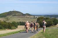 Randonnée nue sur des sentiers de prairie dans l'Eifel oriental Randonnée nue sur des sentiers de prairie dans l'Eifel oriental