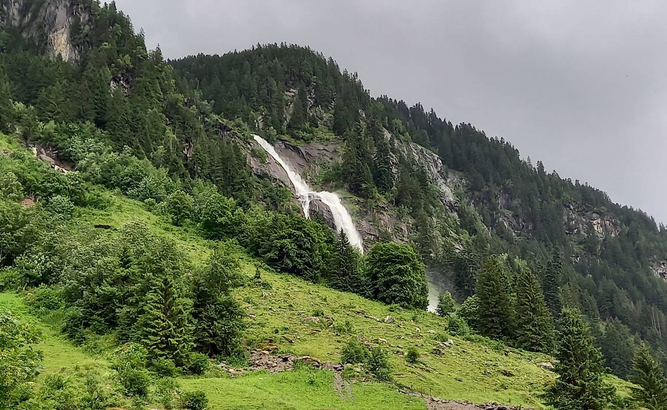 La randonnée sous la pluie du dimanche a offert le spectacle de magnifiques chutes d'eau.