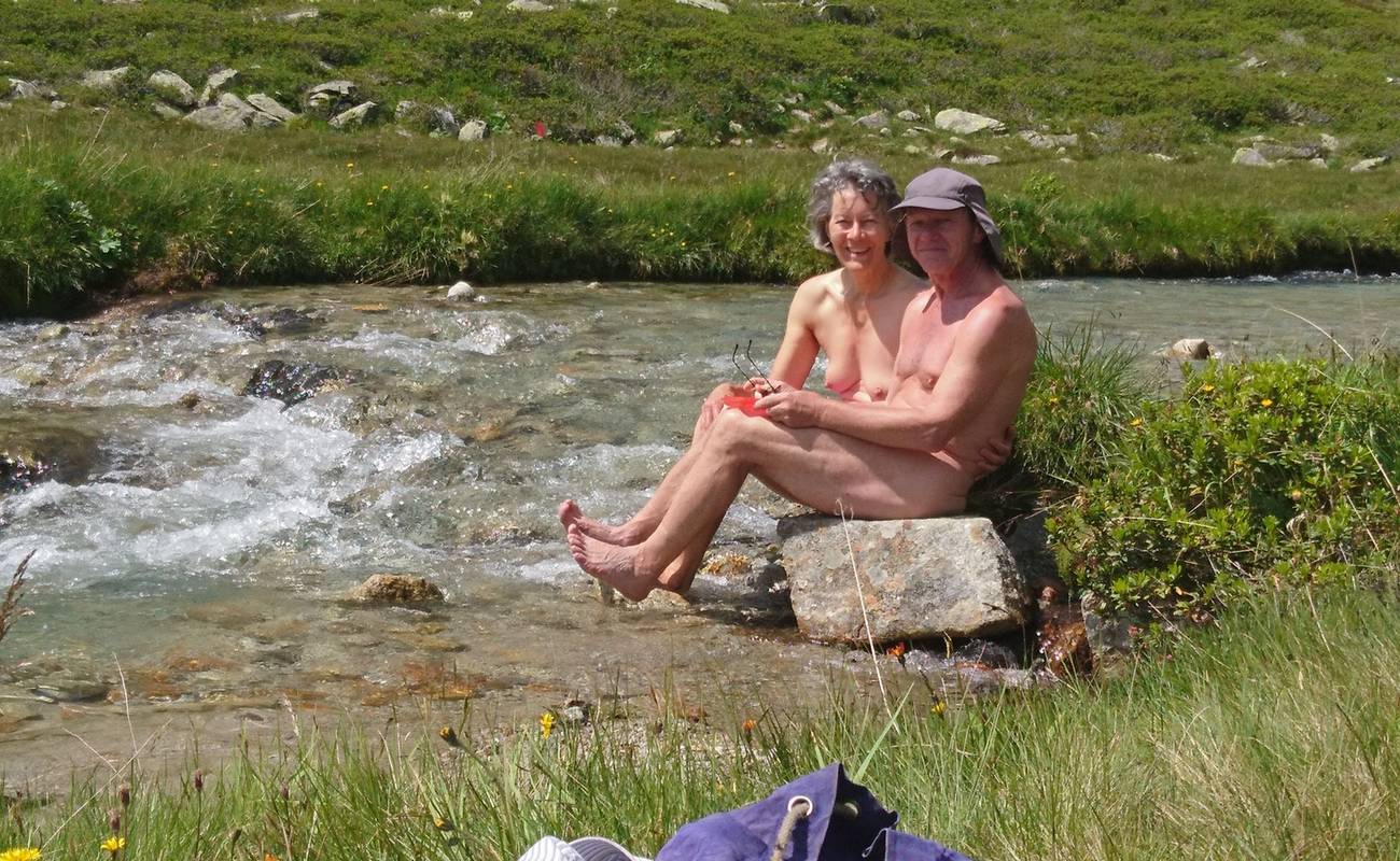 Un banc en pierre sans dossier ni accoudoirs peut également être confortable.