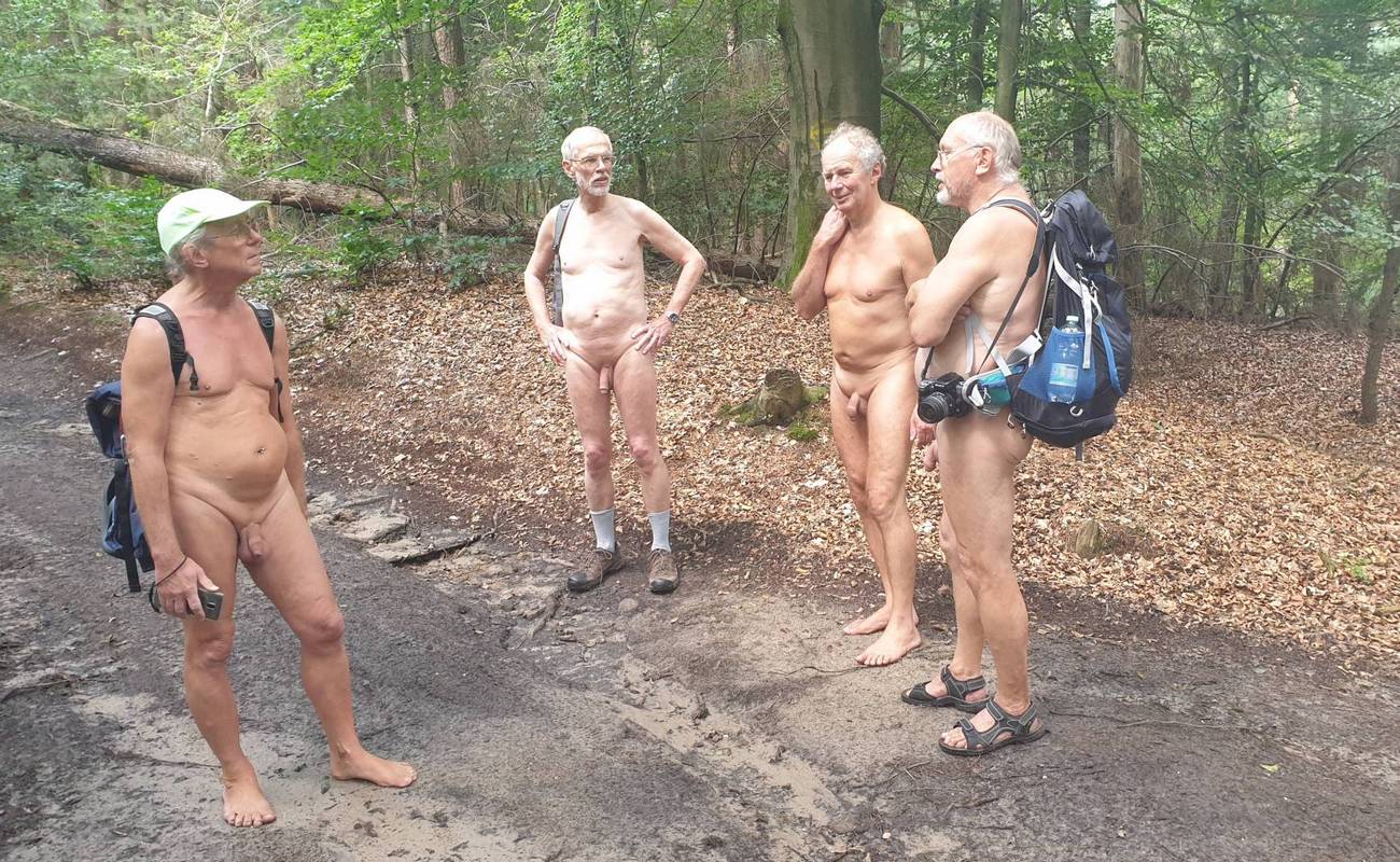 Pendant que les randonneurs plus lents suivent, le groupe de tête agile fait une petite pause pour discuter.