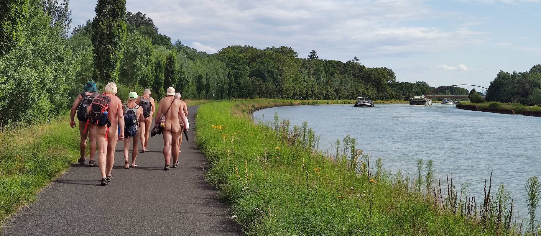 Le dernier kilomètre de la randonnée longeait le canal pour revenir au parking du 'Jardin botanique Loismann', dont les expositions exotiques ont réveillé la soif de connaissances et la soif d'apprendre des randonneurs nus.