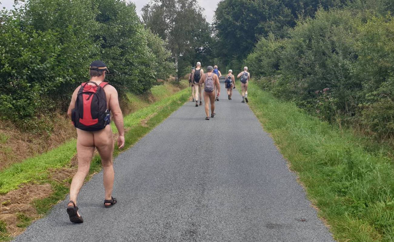 Au bout d'un moment, tout le monde s'est réchauffé de l'intérieur et avance, libéré de ses vêtements.