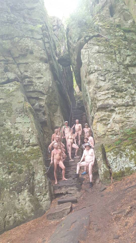 3/18 Des marches artificielles en pierre naturelle forment la tribune