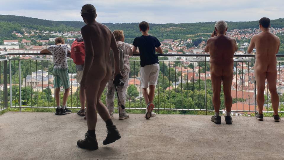 19/31 Randonner avec d'autres - Profiter de la vue sur Meiningen tout le monde