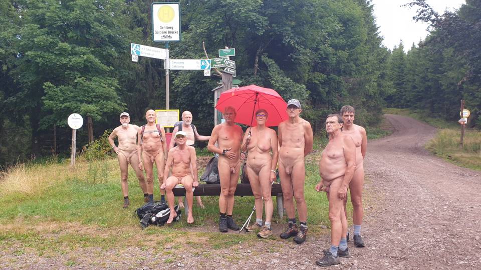 21/31 Groupe de marche, debout/assis