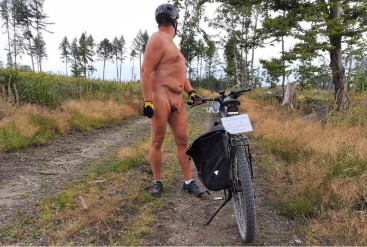 3/4 Un biker et son VTT