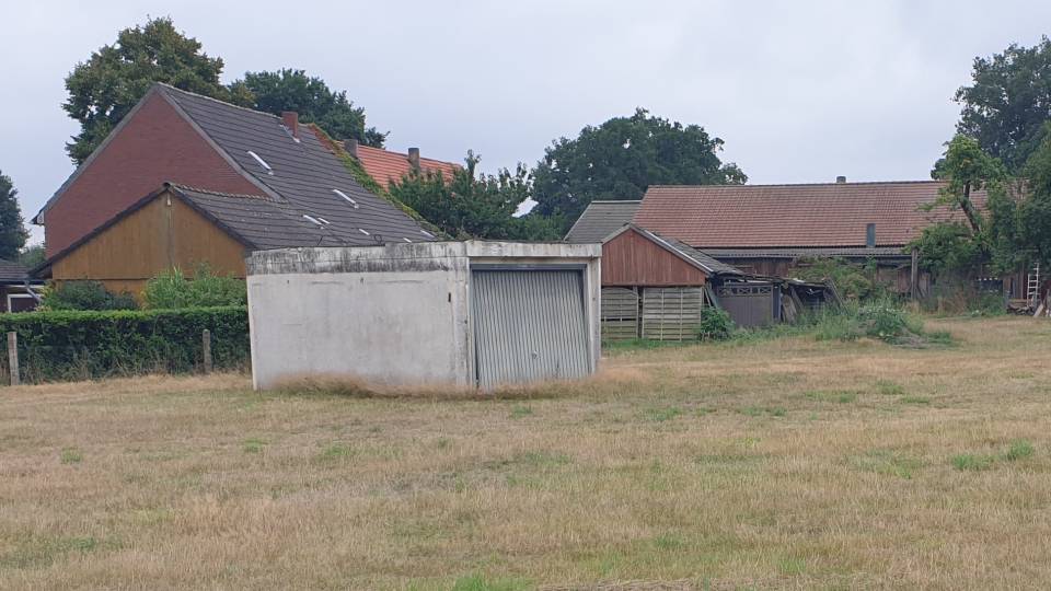 23/36 Un garage au milieu d'une prairie