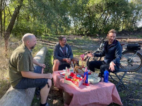 5/5 Pique-nique avec interview : Faire comprendre aux téléspectateurs canadiens la pratique du naturisme en Allemagne