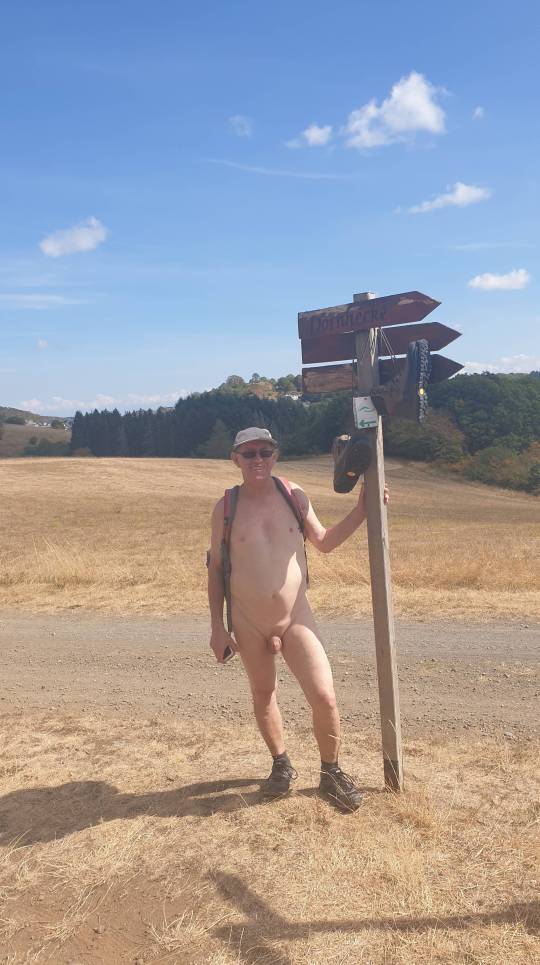 Lahn-Dill 3/8 Le chemin est caillouteux, l'herbe sèche et dure - des chaussures solides protègent des piqûres.