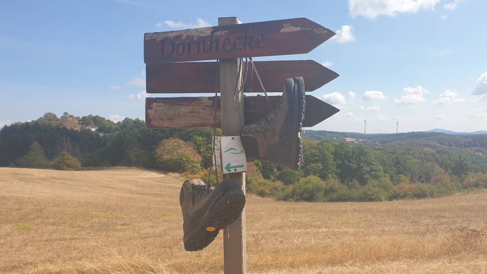 Lahn-Dill 4/8 Au début de l'été, lorsque l'herbe était encore mouillée par la pluie et tendre, on suspendait ses bottes pour les faire sécher - et on continuait à marcher pieds nus.