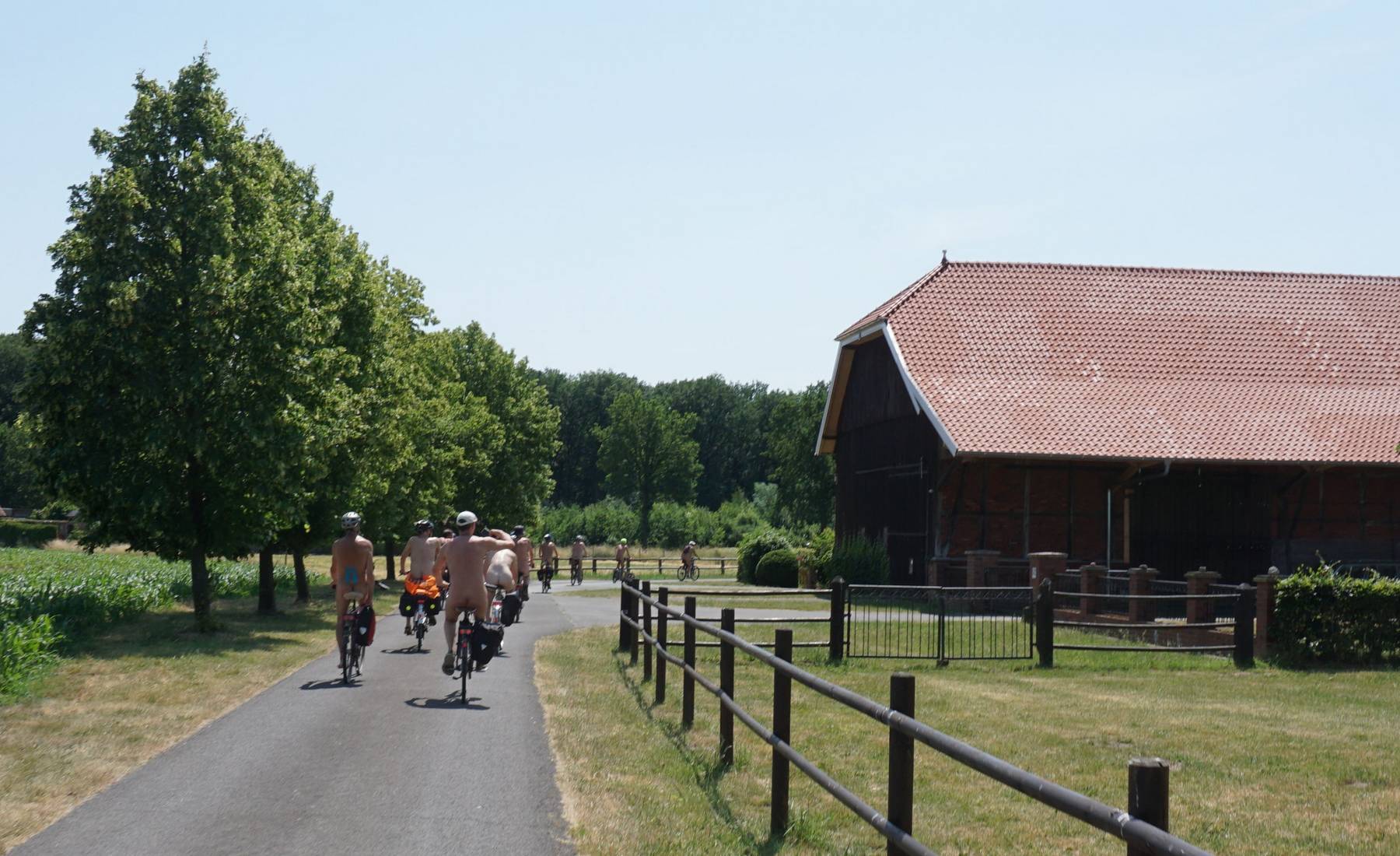 8(14) Bientôt, nous sommes retournés à l'intérieur des terres, à travers champs et villages.