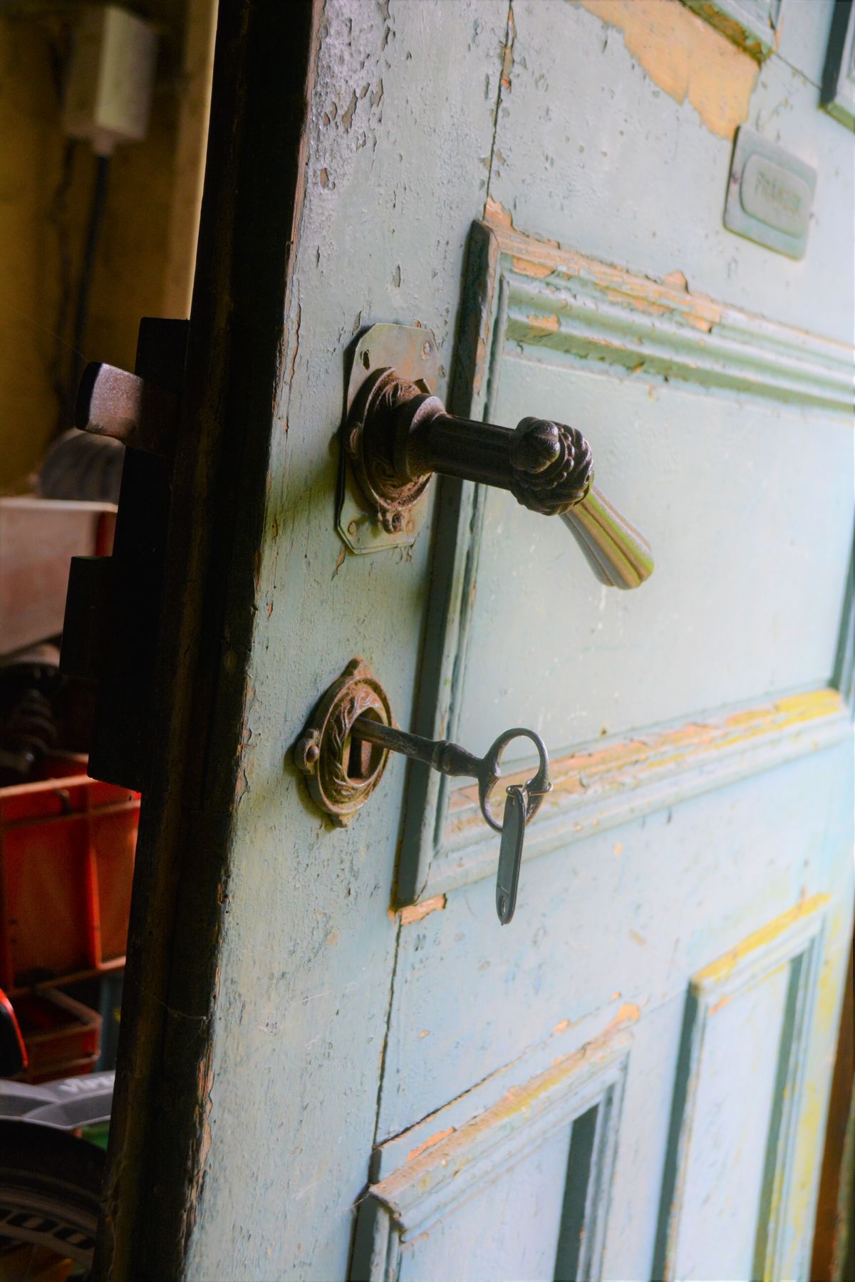 Tout ici respire l'histoire. La serrure se ferme encore, même si les ressorts ont perdu de leur tension, et la clé est toujours celle d'origine. (1|11)