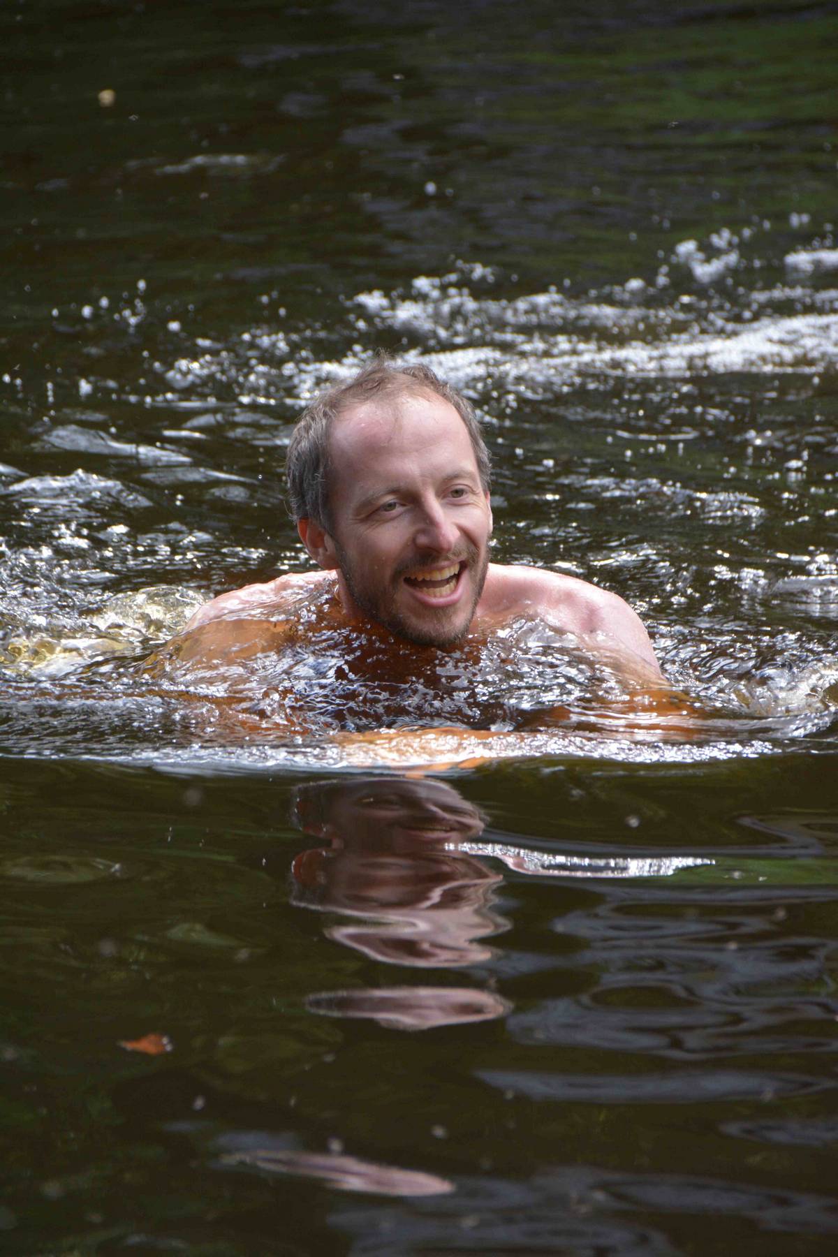 Le « Glüsinger Meer » est assez grand pour quelques brasses et offre encore un rafraîchissement à la fin du mois de mai. (4|11)