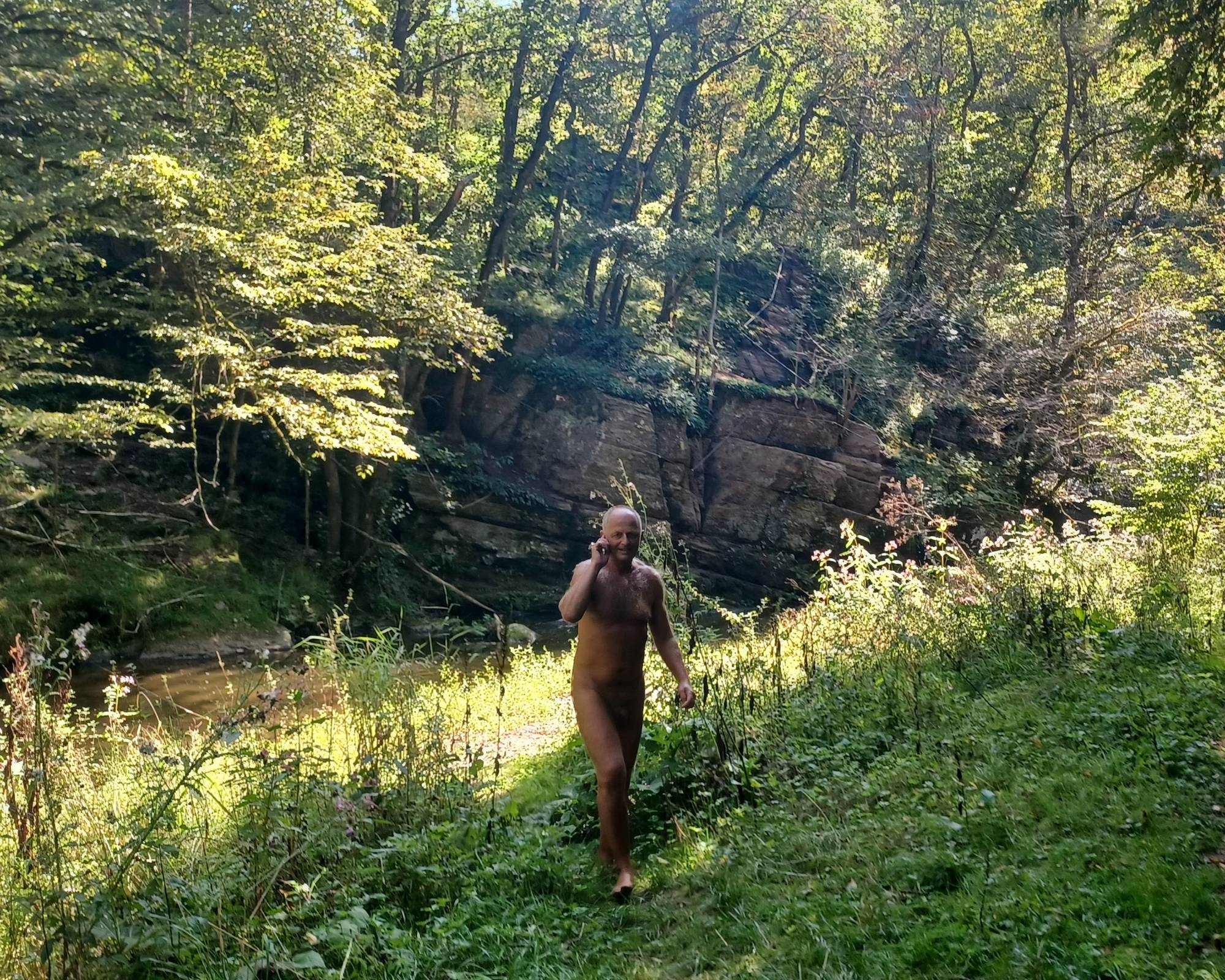 Giorgaki était l'un des randonneurs de la vallée idyllique de l'Eifel (2|6)