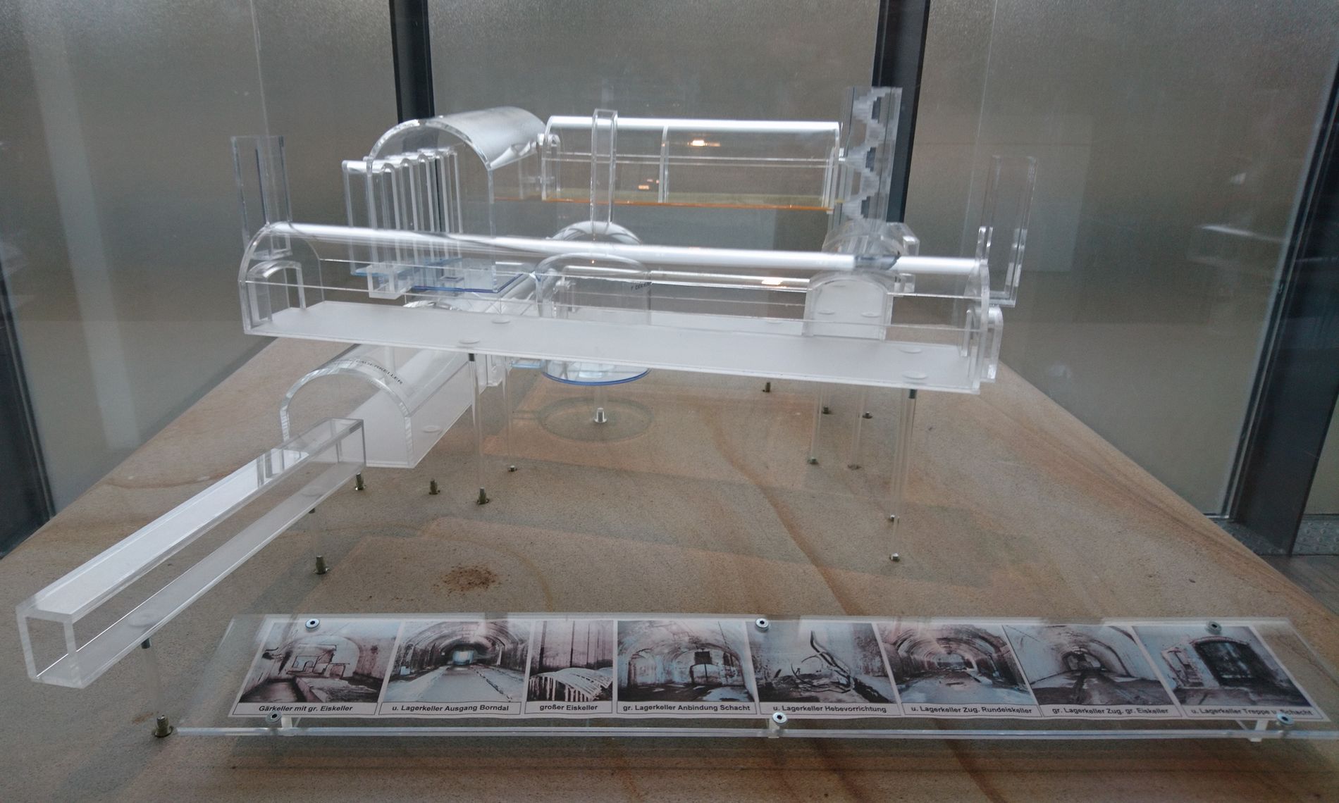 cave à glace (Sa 2/18) <i><small>- Photo: Angela</small></i>