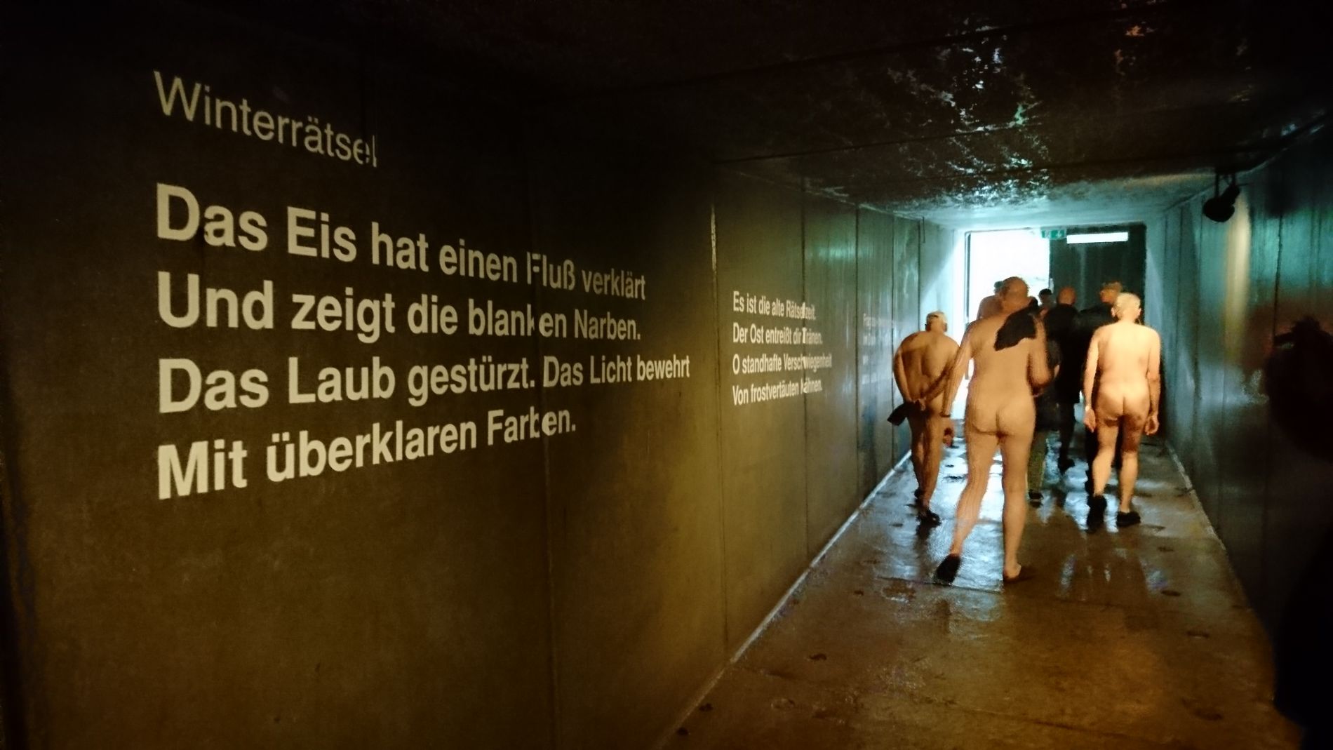 Naturistes dans la cave à glace (Sa 16/18) <i><small>- Photo: Angela</small></i>