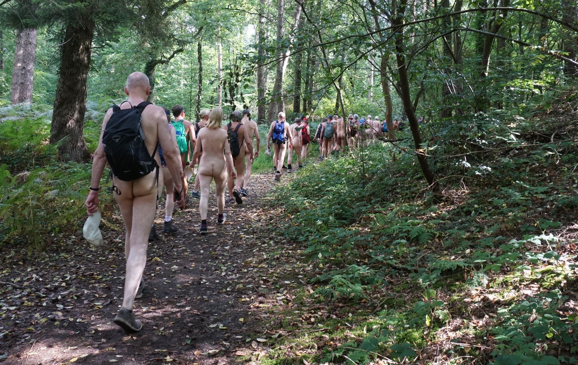 Dans la forêt, une longue file d'attente s'est rapidement formée sur un sentier étroit. (Di 2/8)