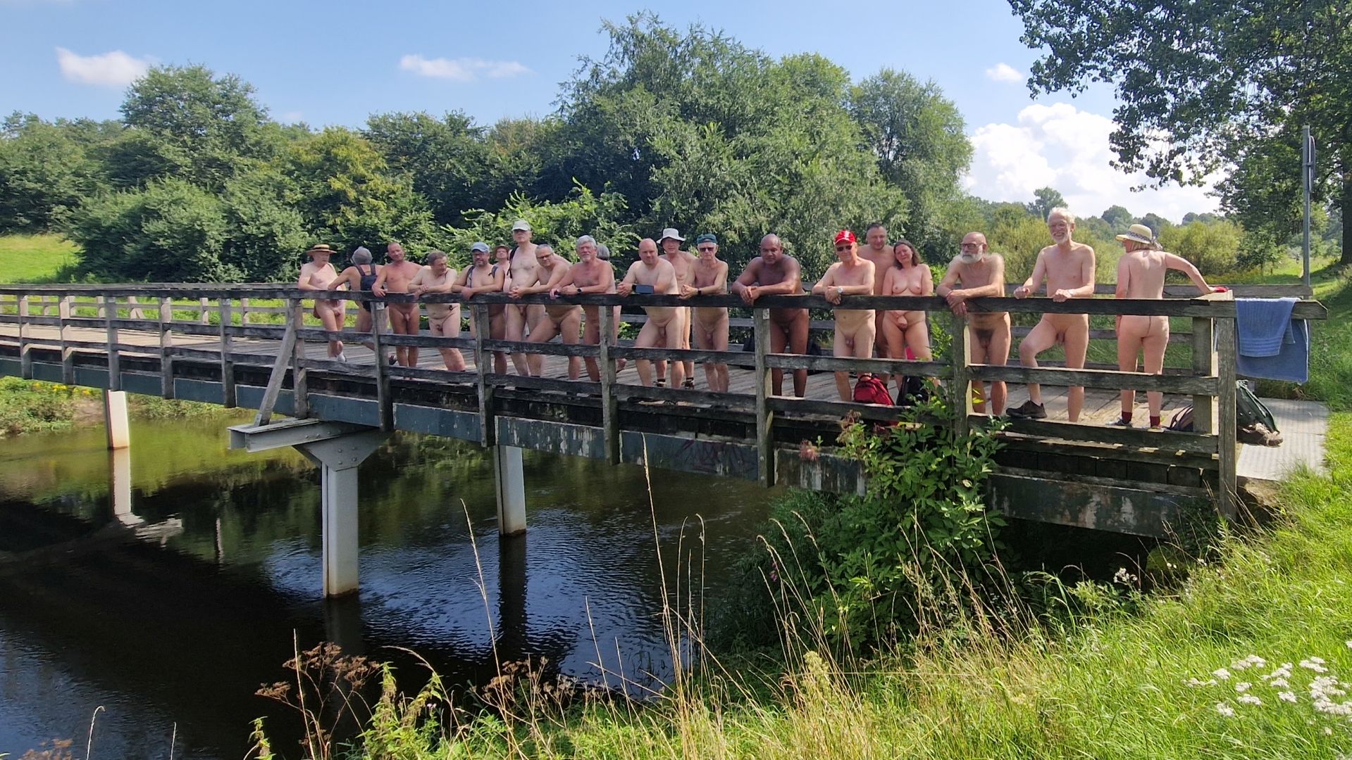 Construire des ponts (Di 1/8)<br>
    <i>Remarque : de telles photos sont annoncées et chacun peut décider s'il/elle souhaite figurer sur la photo ou non.</i>