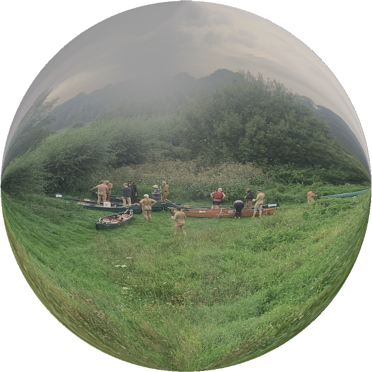 Il y a déjà beaucoup de travail à faire avant de pouvoir monter dans les bateaux. Le ciel est déjà bien gris. Photo: FranJo, Fisheye-Perspektive: Helmut (1|6)