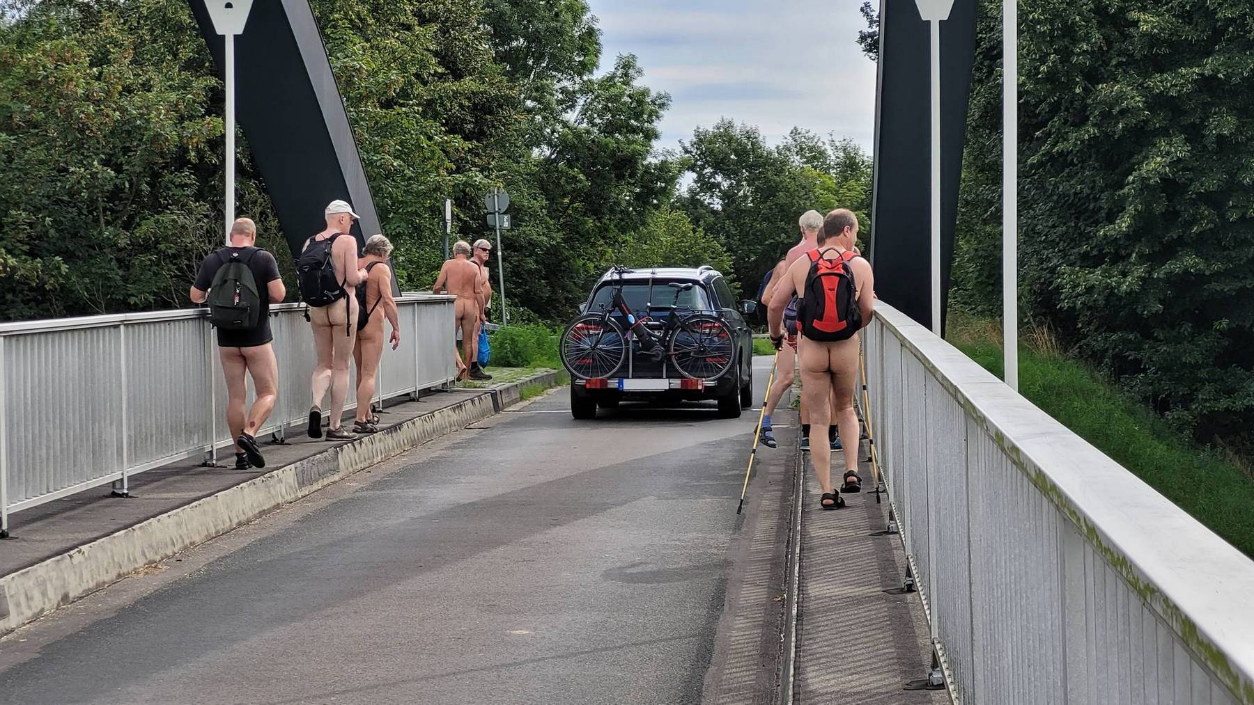 Un pont étroit enjambe le canal (Lun 1|6)
