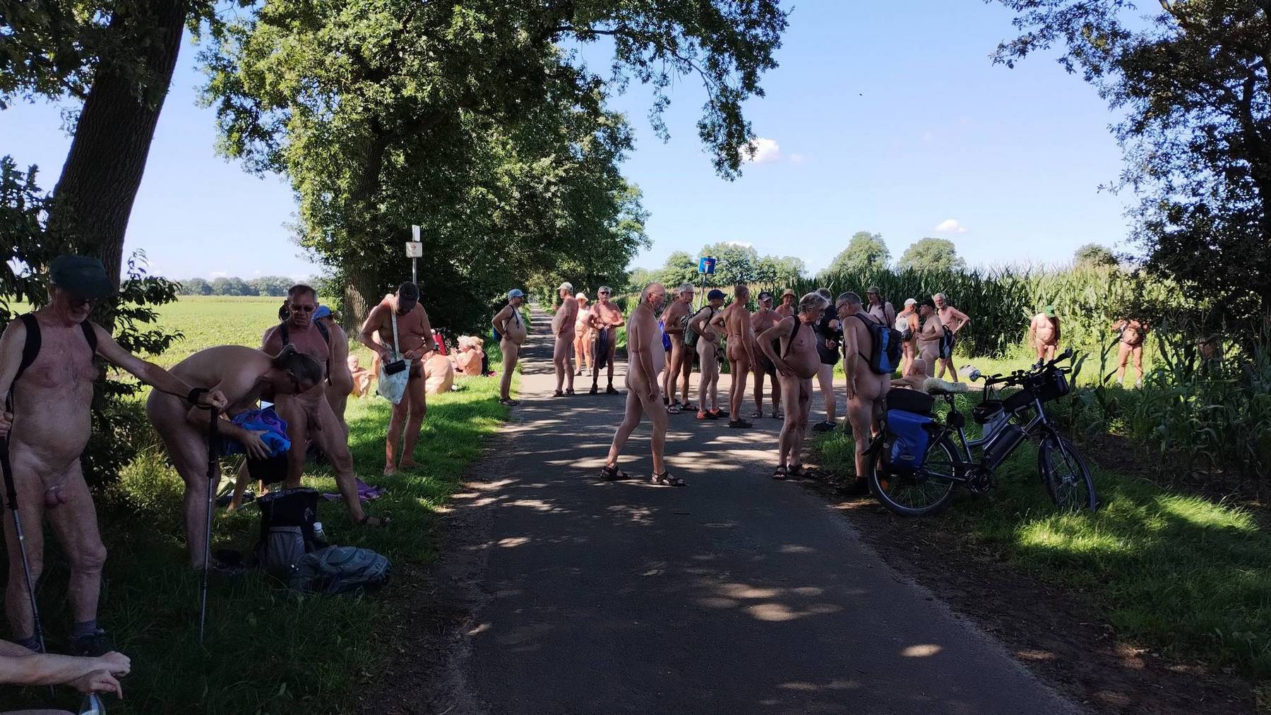 Randonneurs et cyclistes se retrouvent pour la pause de midi (Mer 7|8)