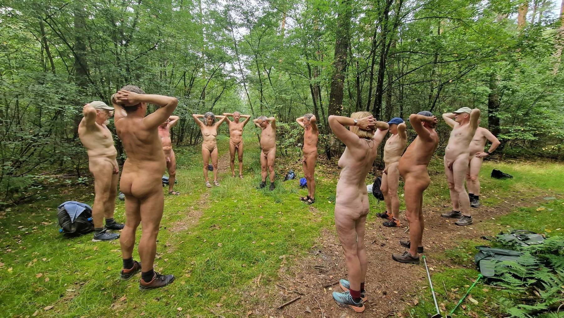 Gymnastique dans la forêt pendant une pause de randonnée (Jeu 7|8)