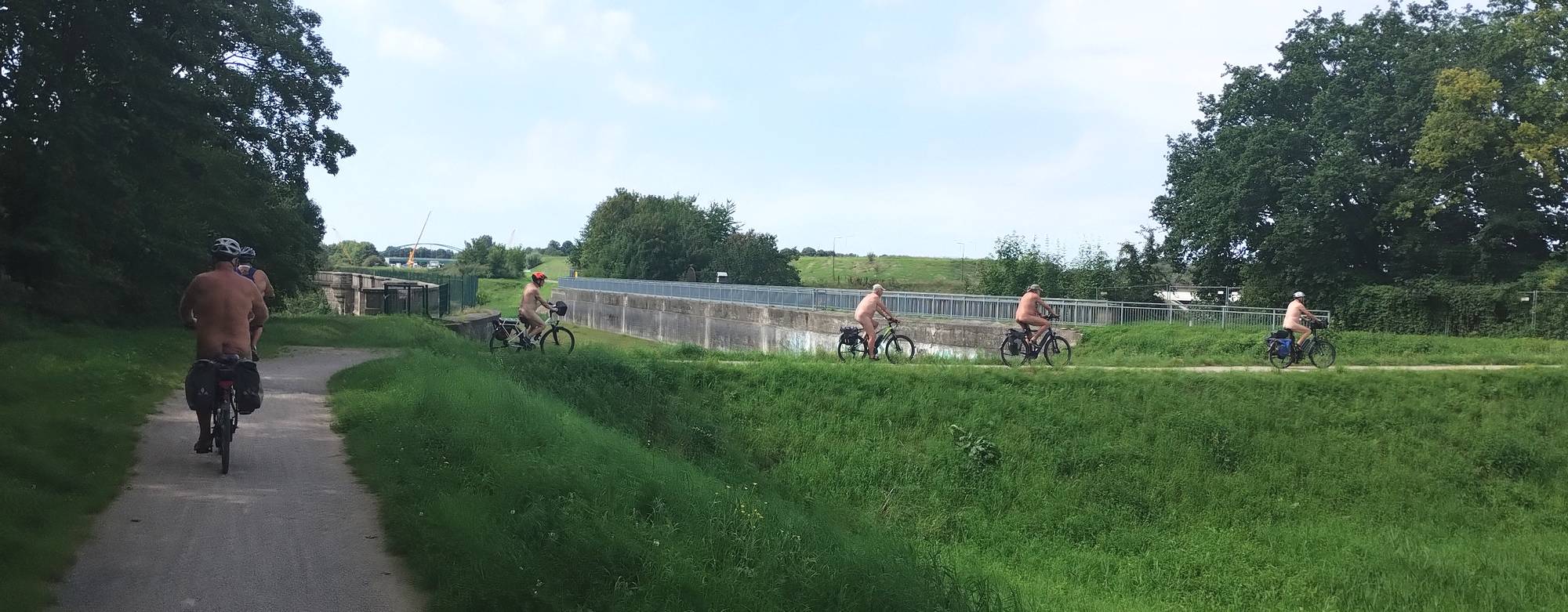 La randonnée à vélo nous a également menés à la piste cyclable de l'Ems, où le canal Dortmund-Ems traverse l'Ems. (1|16)