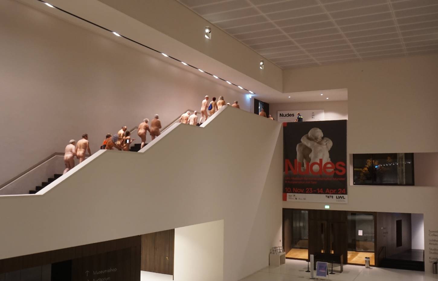 Le vestiaire se trouvait au premier étage, la montée vers l'exposition se faisait déjà sans vêtements. 1(6)