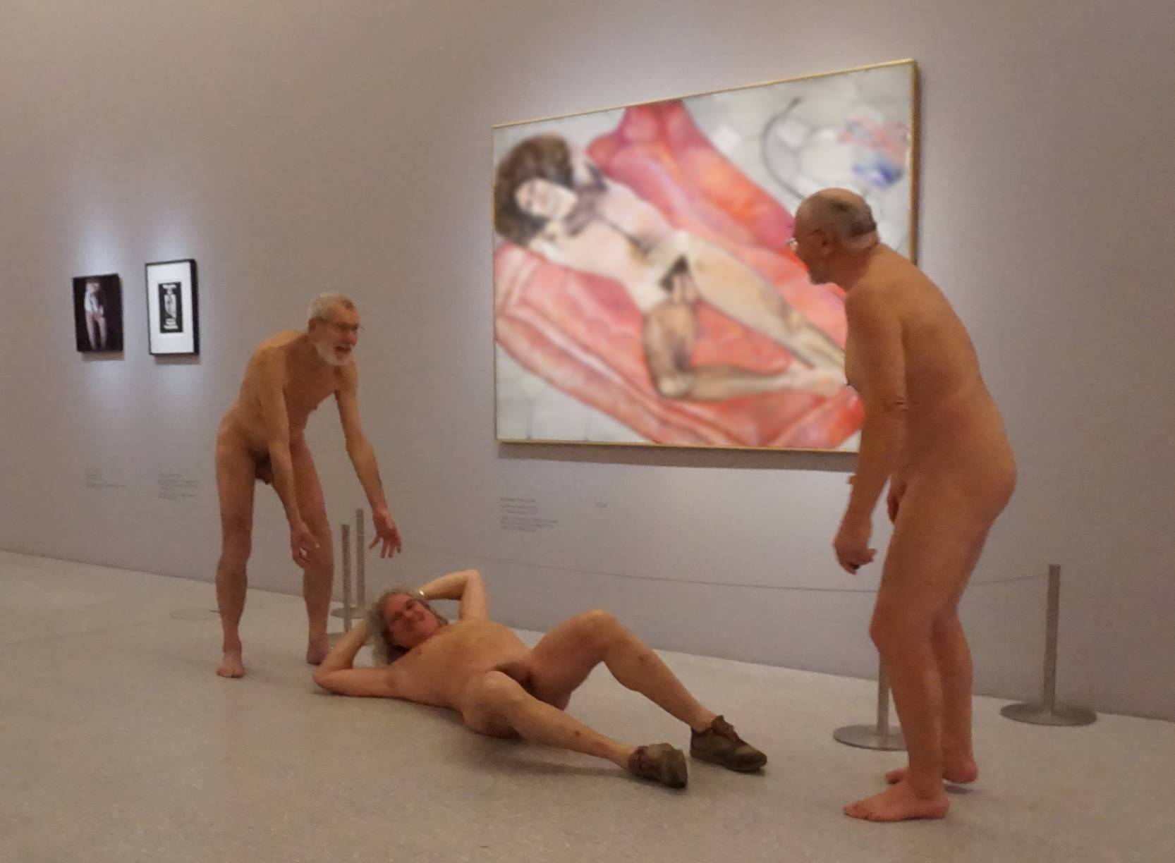 Les hommes nus sont relativement rares dans l'art - une occasion de reproduire la position provocante du « Paul Rosano, couché » (de Sylvia Sleigh, 1974) sur le sol du musée. 6(6)