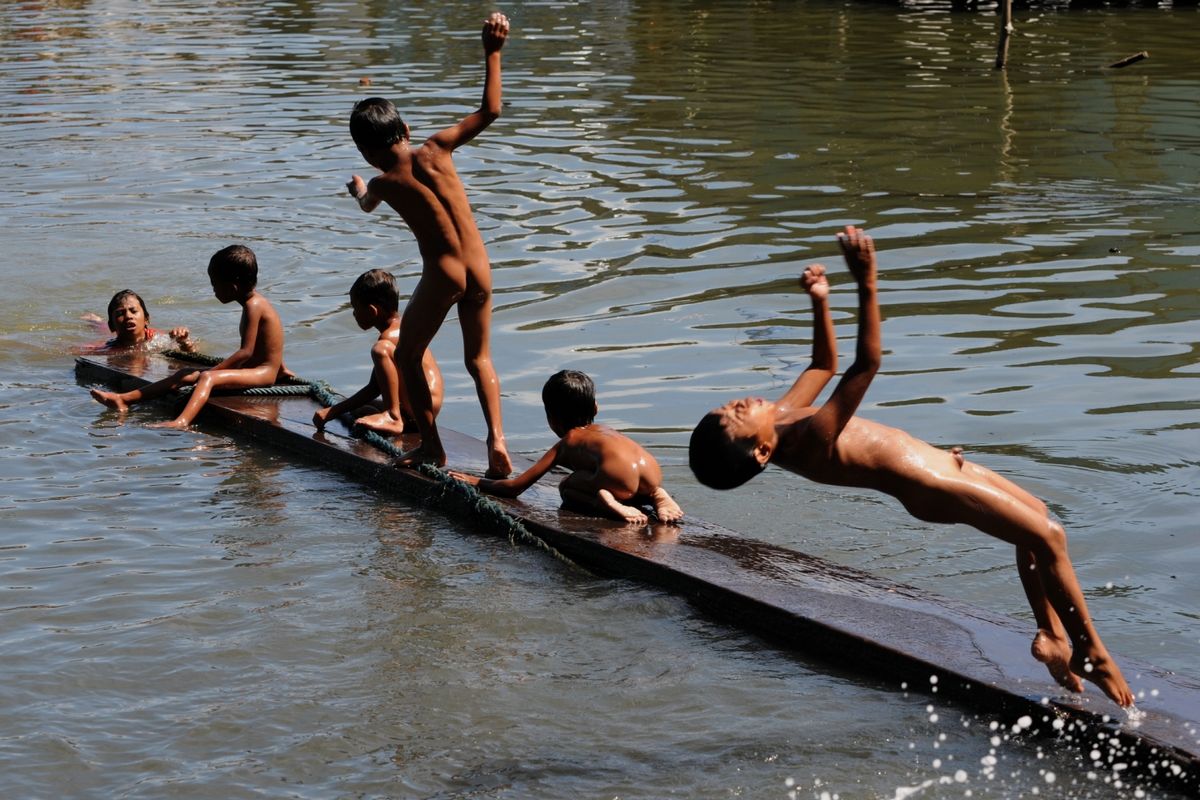 Le plaisir de se baigner: Se tenir en équilibre sur un ponton étroit, s'asseoir, s'accroupir ou sauter dans l'eau en arrière