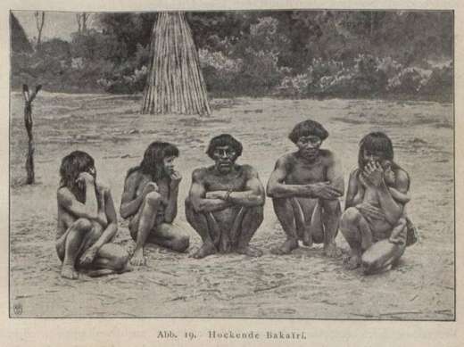 Habituellement, on ne s'assoit pas sur le sol, mais on s'accroupit si l'on veut être à l'aise.