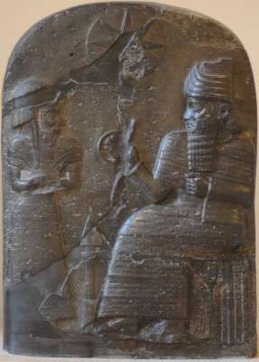 Stèle babylonienne : on porte un manteau