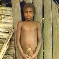 Garçon avec 'namba'. L'enveloppe en raphia est assez épaisse. Source : Usenet. Garçon avec 'namba'. L'enveloppe en raphia est assez épaisse. Source : Usenet.