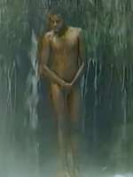 Un jeune homme indigène prend une douche dans une cascade. Un jeune homme indigène prend une douche dans une cascade.
