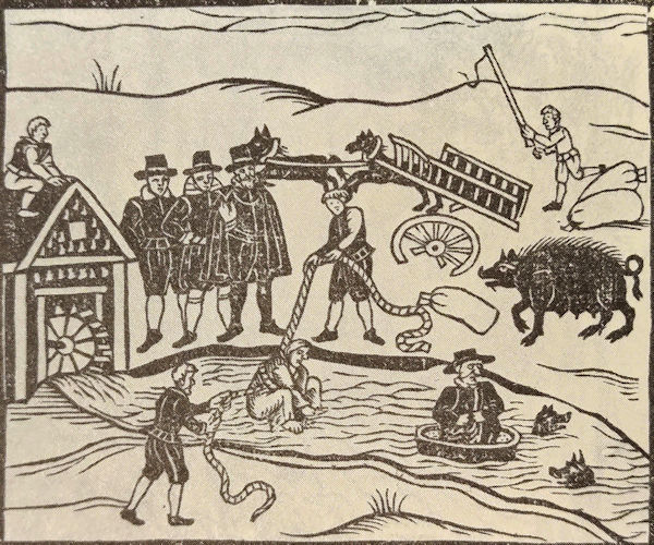 Pour l'épreuve de l'eau froide, appelée bain de sorcellerie, on attachait le bras gauche de la personne accusée sur sa jambe droite et vice versa. Ainsi attachée, la personne était mise à l'eau avec une corde, par exemple dans une rivière ou un étang. Si elle restait à la surface, la sorcellerie était prouvée, mais si elle coulait, son innocence était prouvée. Il arrivait cependant souvent qu'elle se noie. Public Domain Pour l'épreuve de l'eau froide, appelée bain de sorcellerie<!-- START: ConditionalContent -->, on attachait le bras gauche de la personne accusée sur sa jambe droite et vice versa. Ainsi attachée, la personne était mise à l'eau avec une corde, par exemple dans une rivière ou un étang. Si elle restait à la surface, la sorcellerie était prouvée, mais si elle coulait, son innocence était prouvée. Il arrivait cependant souvent qu'elle se noie.<!-- END: ConditionalContent -->. Public Domain