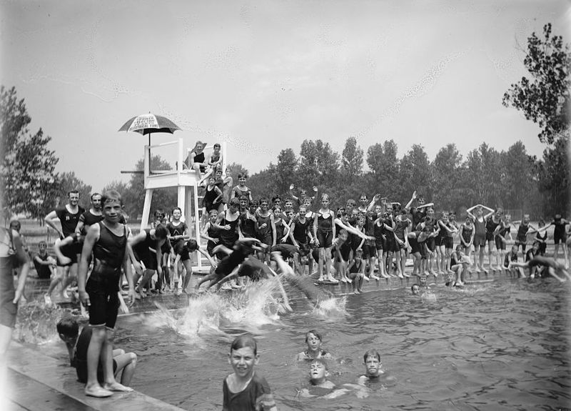 Piscine près de Washington D.C. vers 1920 - La mode balnéaire de l'époque était déjà assez libre au niveau des jambes, mais toujours très axée sur le textile.