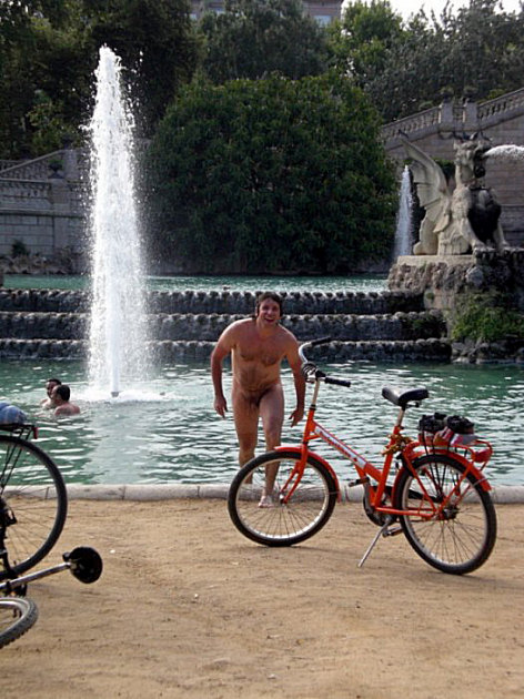 Nackt baden in einer Brunnenanlage