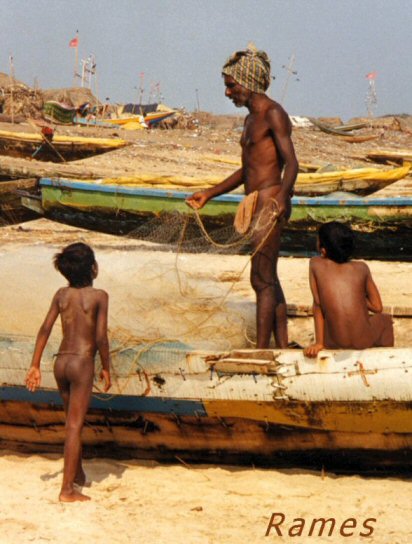Pêcheur indien portant un pagne et un pagne. L'un de ses fils porte également un pagne, le second n'en a pas besoin. (Photo vers 1990). © Rames D. Pêcheur indien portant un pagne et un pagne. L'un de ses fils porte également un pagne, le second n'en a pas besoin. (Photo vers 1990). © Rames D.