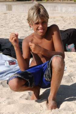 Les garçons préfèrent souvent les shorts de bain à la coupe la plus large possible. Les garçons préfèrent souvent les shorts de bain à la coupe la plus large possible.